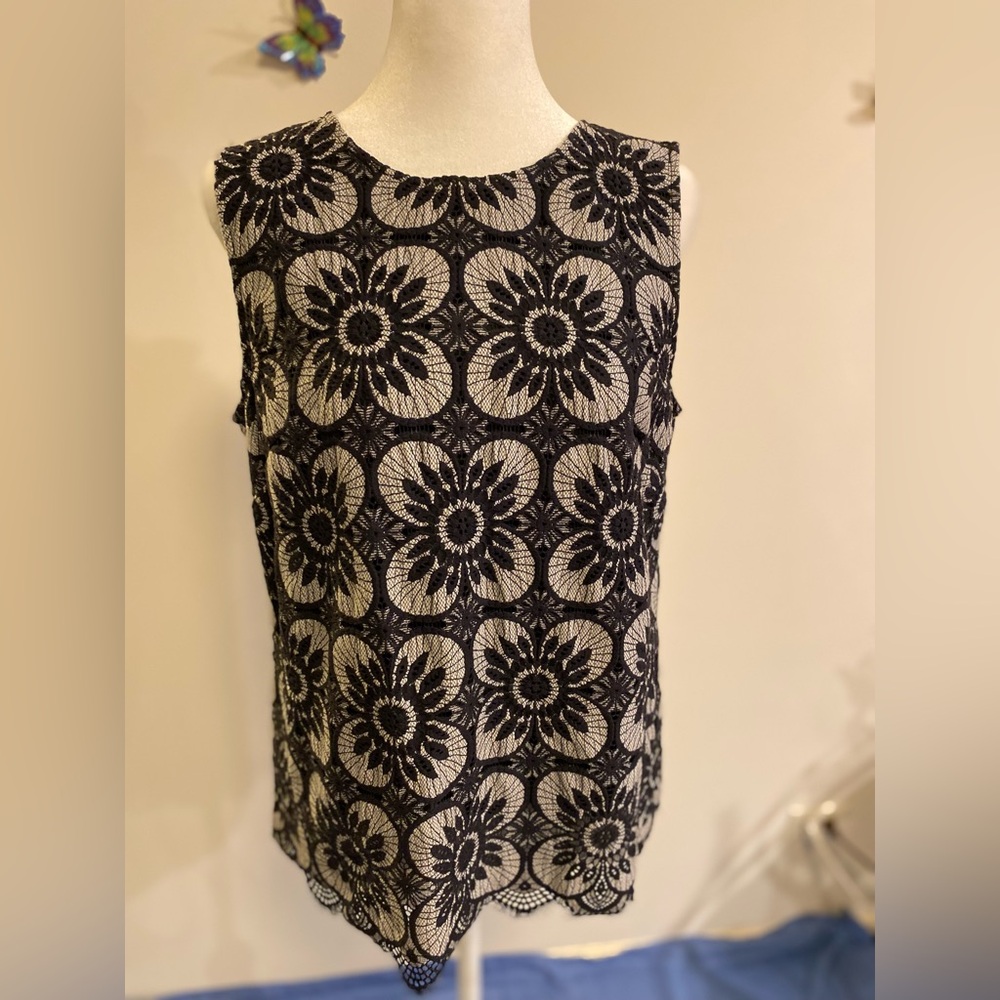 Banana Republic Black and White Lace Floral Textured Sleeveless blouse size M